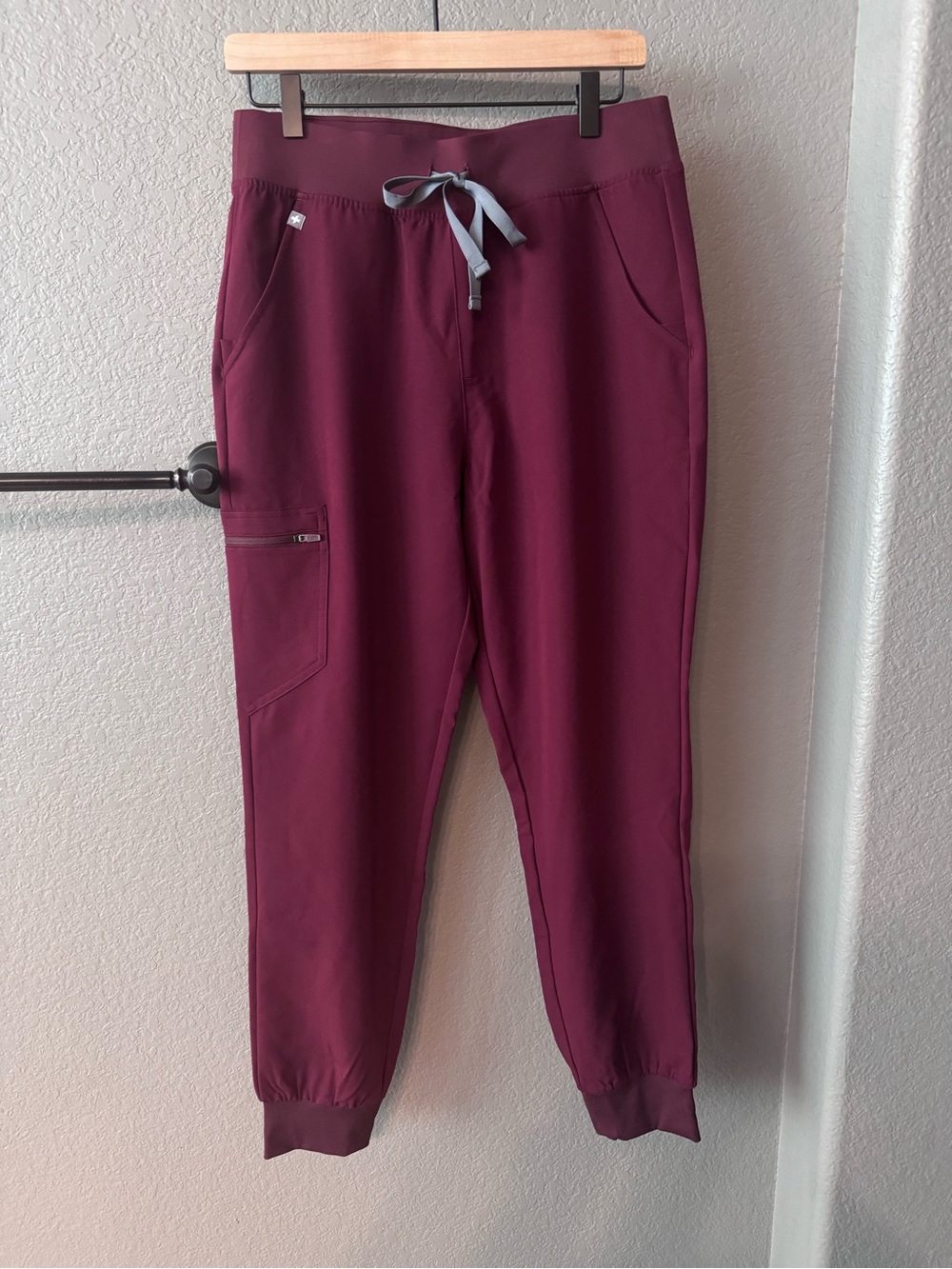 FIGS NWT HW Zamora Burgundy Jogger Scrub Pants with Gray Drawstring Medium